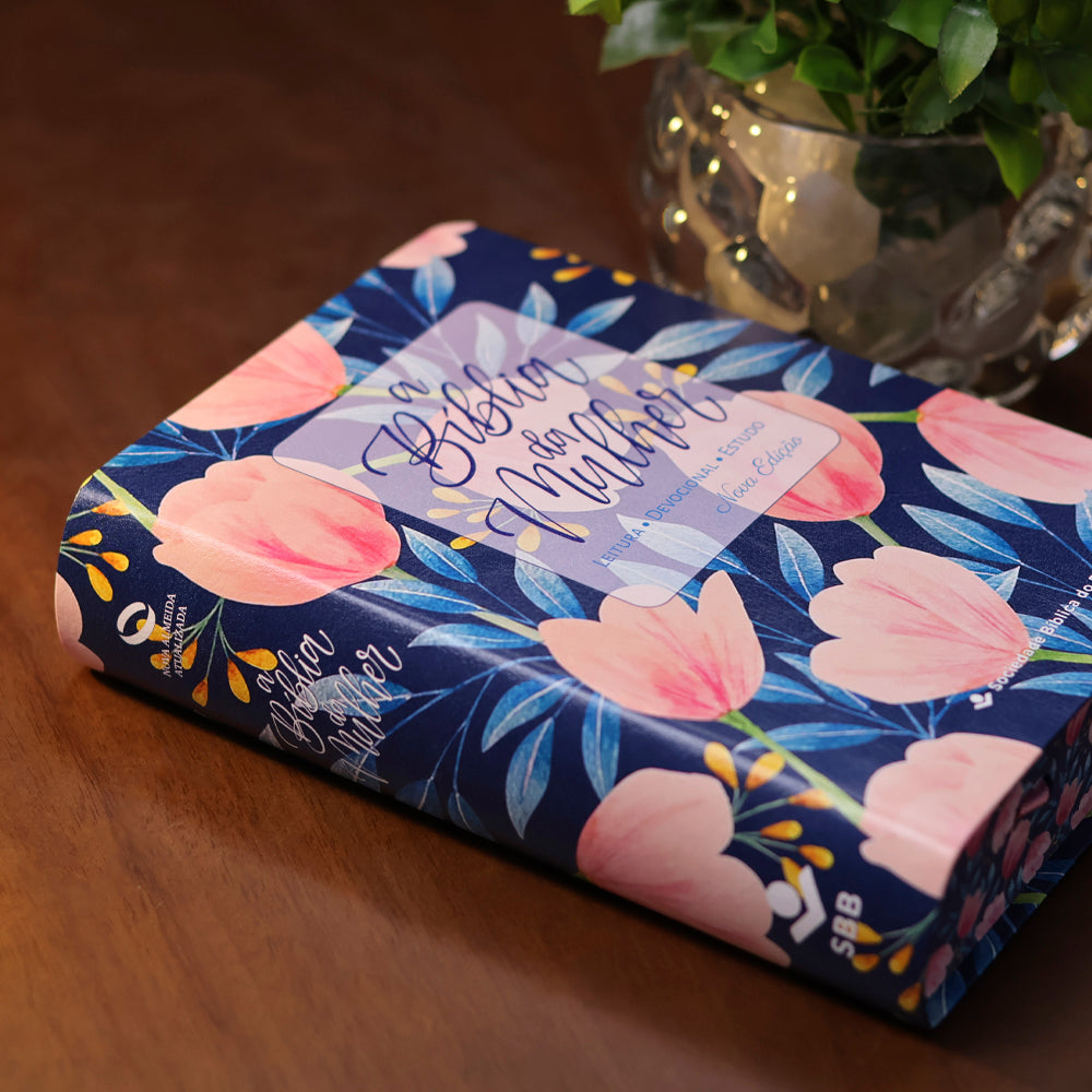 A Bíblia da Mulher | Portátil | NAA | Capa Azul Tulipa