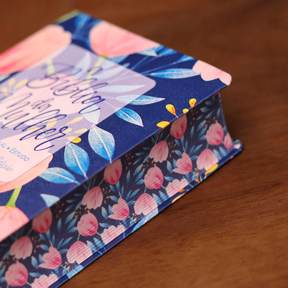 A Bíblia da Mulher | Portátil | NAA | Capa Azul Tulipa