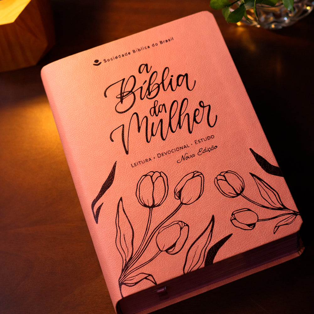 A Bíblia da Mulher | Letra Grande | NAA | Capa Luxo Aston Rosa | Caixa Janela