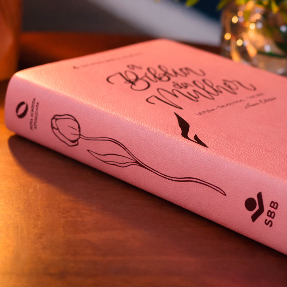 A Bíblia da Mulher | Letra Grande | NAA | Capa Luxo Aston Rosa | Caixa Janela