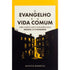 Livro O Evangelho e a Vida Comum de Maycon Barroco, capa amarela com ilustração de edifícios. — Plenitude