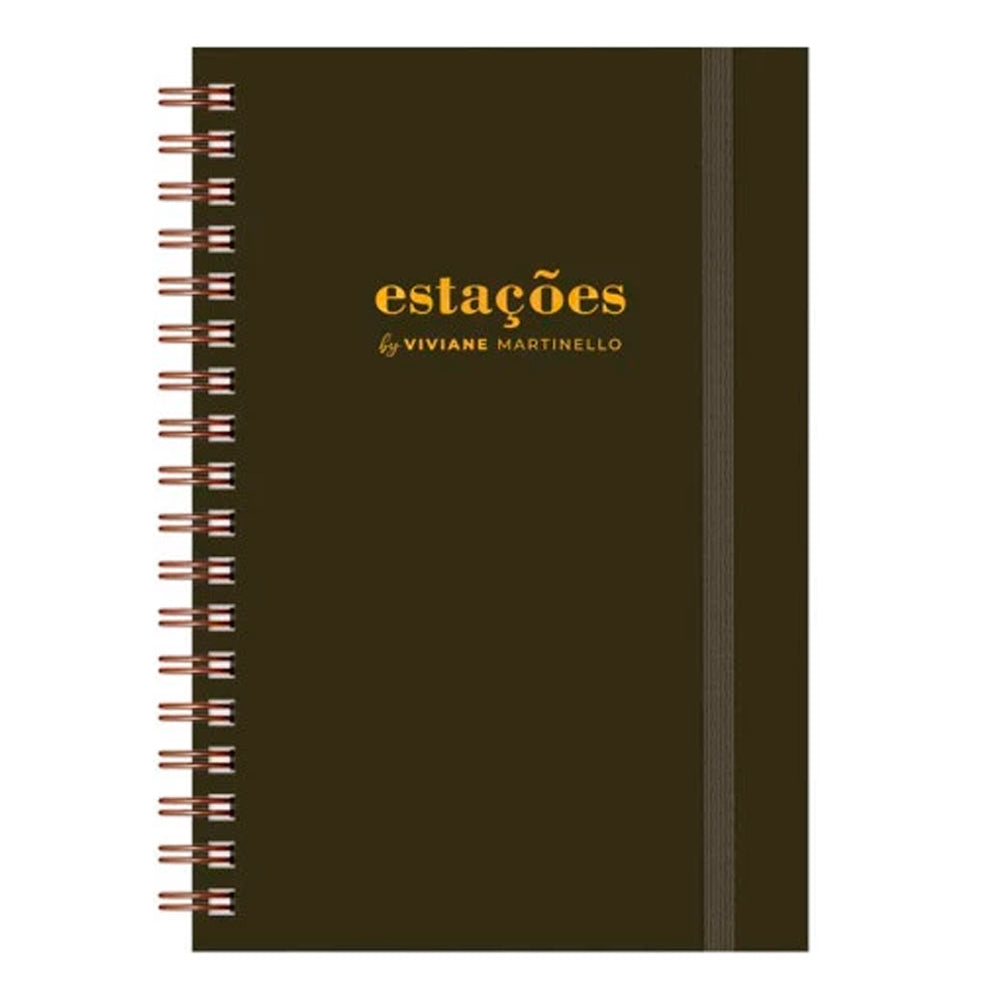 Planner Estações Minimalista, capa dura marrom com "estações by VIVIANE MARTINELLO" em dourado, espiral de metal. — Plenitude
