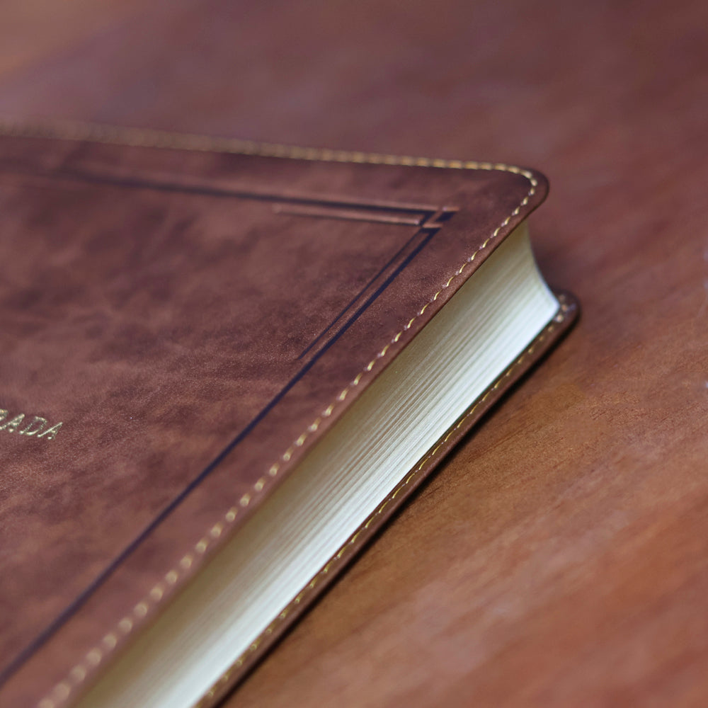 Bíblia Sagrada Slim | NVI | Letra Grande | Couro Soft Marrom Barroca