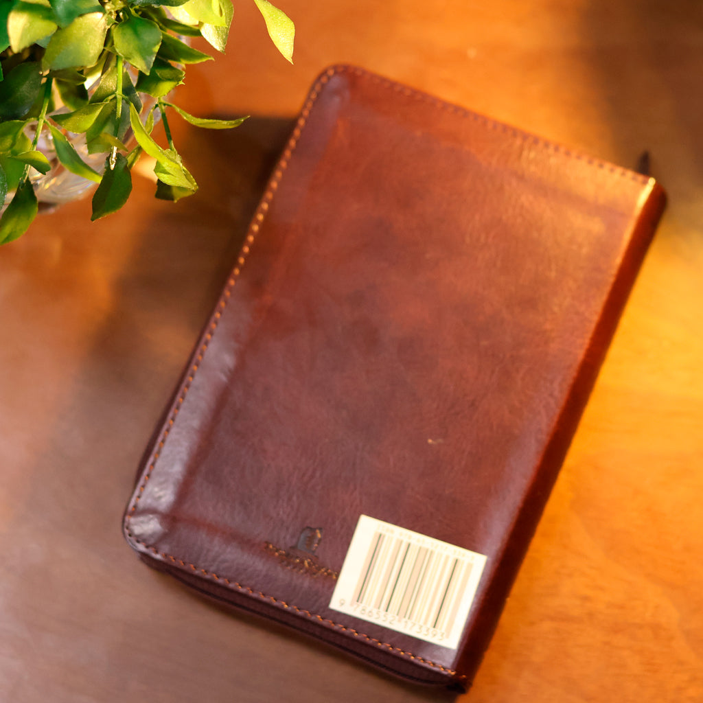 Bíblia Pocket | NVI | Leitura Perfeita | Com Zíper | Capa Luxo Marrom
