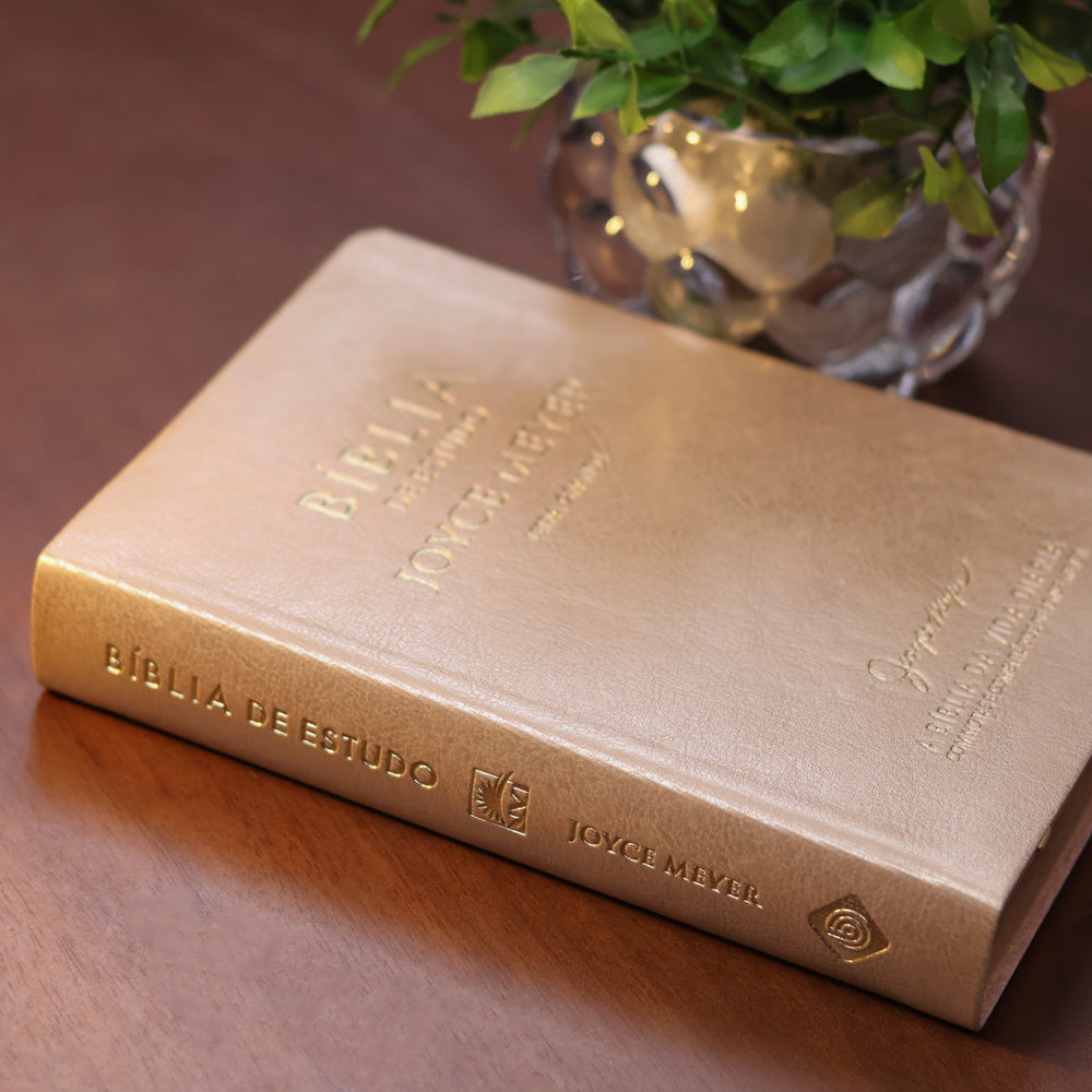 Bíblia De Estudo Joyce Meyer | NVI | Letra Grande | Capa Dourada