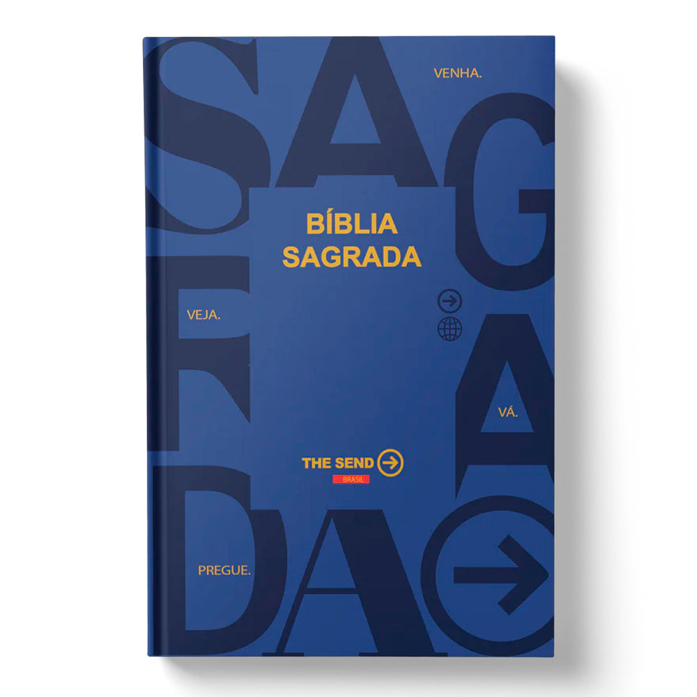 Bíblia Sagrada NAA The Send Brasil, capa dura azul com letras grandes "SAGA" e "DAG" em azul escuro. — Plenitude