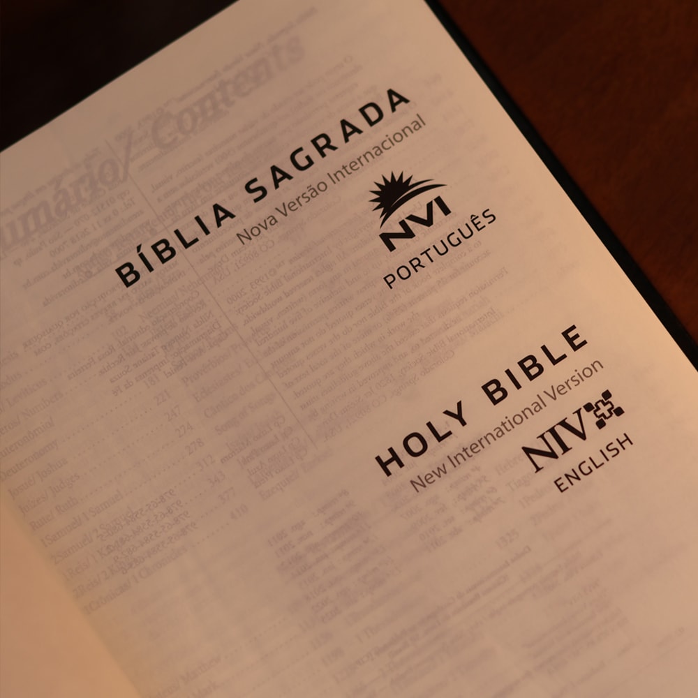 Bíblia Sagrada - Holy Bible | Português e Inglês | NVI Letra Normal | Preta