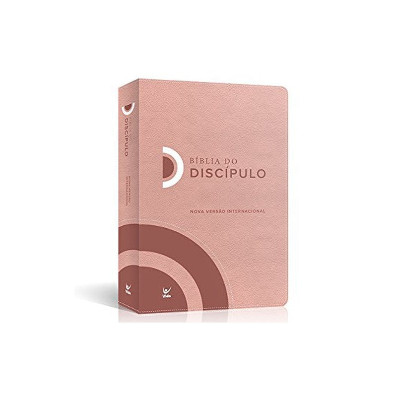 Bíblia do Discípulo NVI, capa luxo rosa com detalhes em marrom e logo "D" em branco. — Plenitude