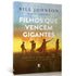 Livro Filhos Que Vencem Gigantes de Bill Johnson, capa com paisagem e silhuetas de crianças. — Plenitude