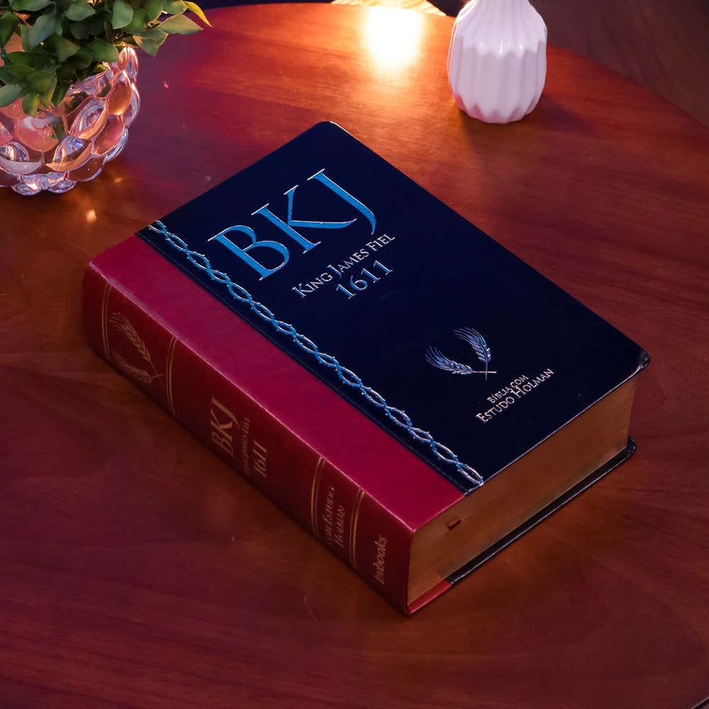 Bíblia King James 1611 Com Estudo Holman BKJ Preta e Marrom