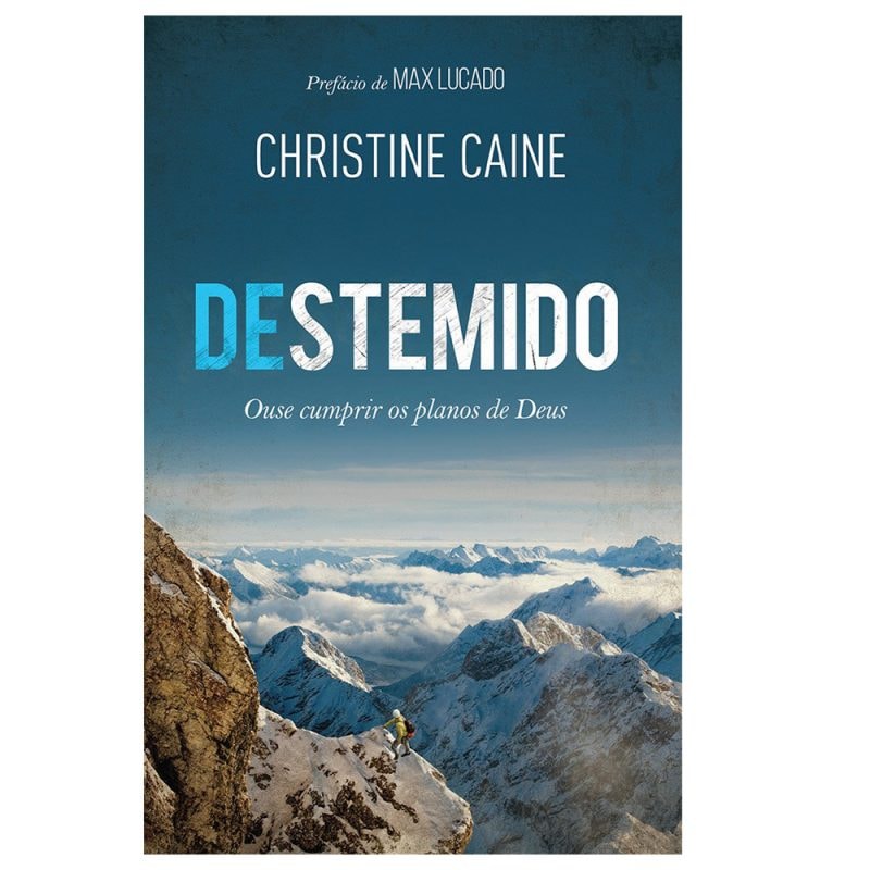 Livro Destemido de Christine Caine, capa azul com montanhas e pessoa escalando. — Plenitude