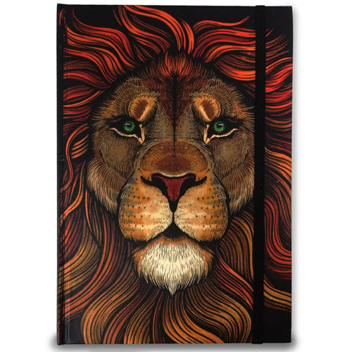 Caderno Moleskine Aslam, capa preta com ilustração colorida de um leão. — Plenitude