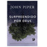 Livro Surpreendido Por Deus de John Piper, capa escura com árvore invertida. — Plenitude
