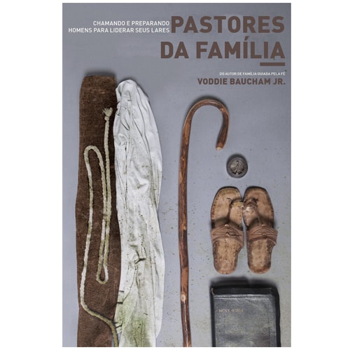 Livro: Pastores Da Família, de Voddie Jr. Baucham. Capa cinza com objetos rústicos como cajado e sandálias. — Plenitude