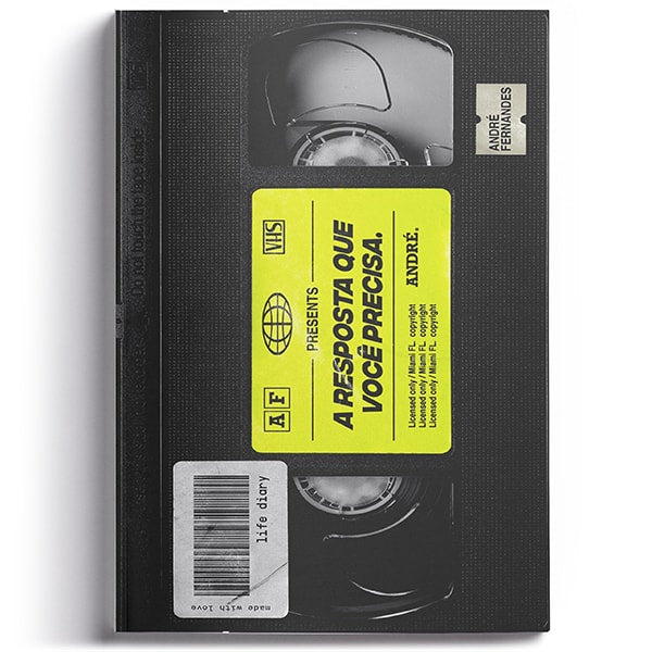 Livro A Resposta Que Você Precisa de André Fernandes, capa com design de fita VHS. — Plenitude