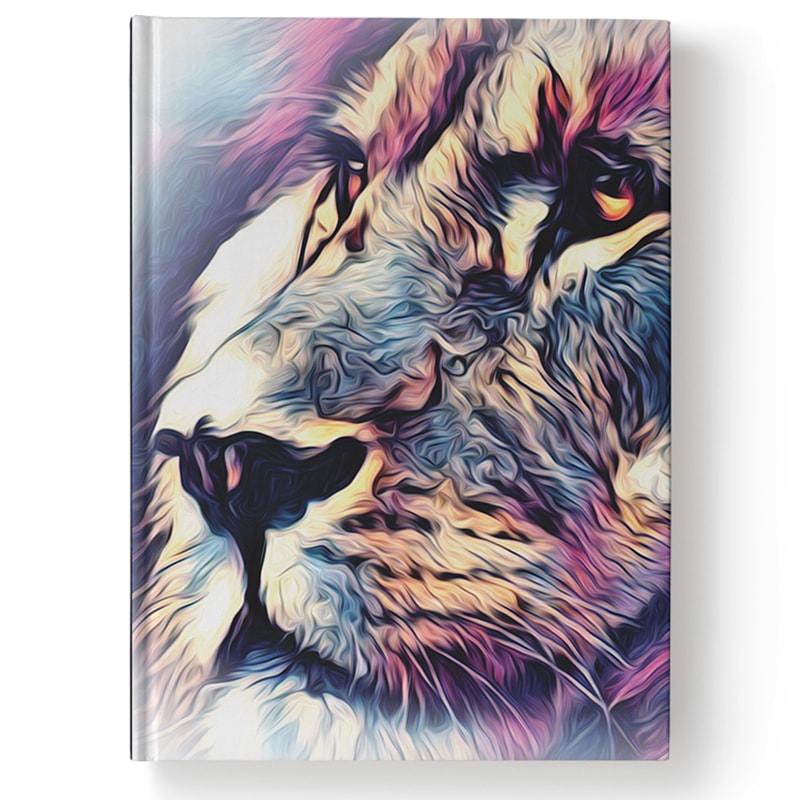 Bíblia Leão Aquarela Consumador, NAA, capa dura com arte de leão em tons vibrantes de azul, roxo e dourado — Plenitude.