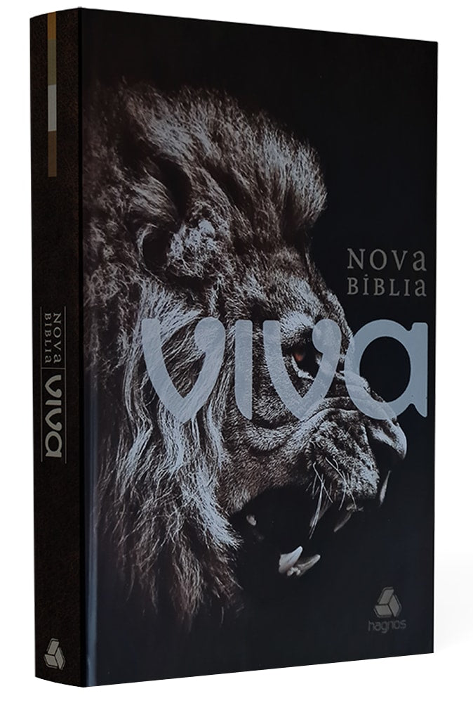 Bíblia Nova Viva, capa dura preta com leão rugindo em tons de cinza, letras prateadas e vermelhas. — Plenitude