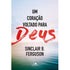 Livro de capa dura: Um Coração voltado para Deus, de Sinclair B. Ferguson. Capa azul com texto branco e vermelho. — Plenitude