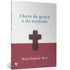 Livro Cheio de graça e de verdade, de Watchman Nee. Capa branca com título em azul e cruz marrom no centro. — Plenitude