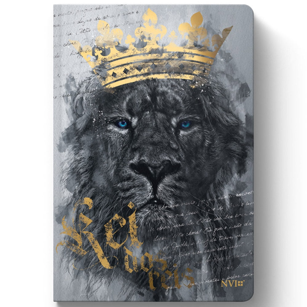 Bíblia Sagrada Slim NVI, capa cinza com leão de olhos azuis e coroa dourada, "Rei dos Reis" em dourado. — Plenitude
