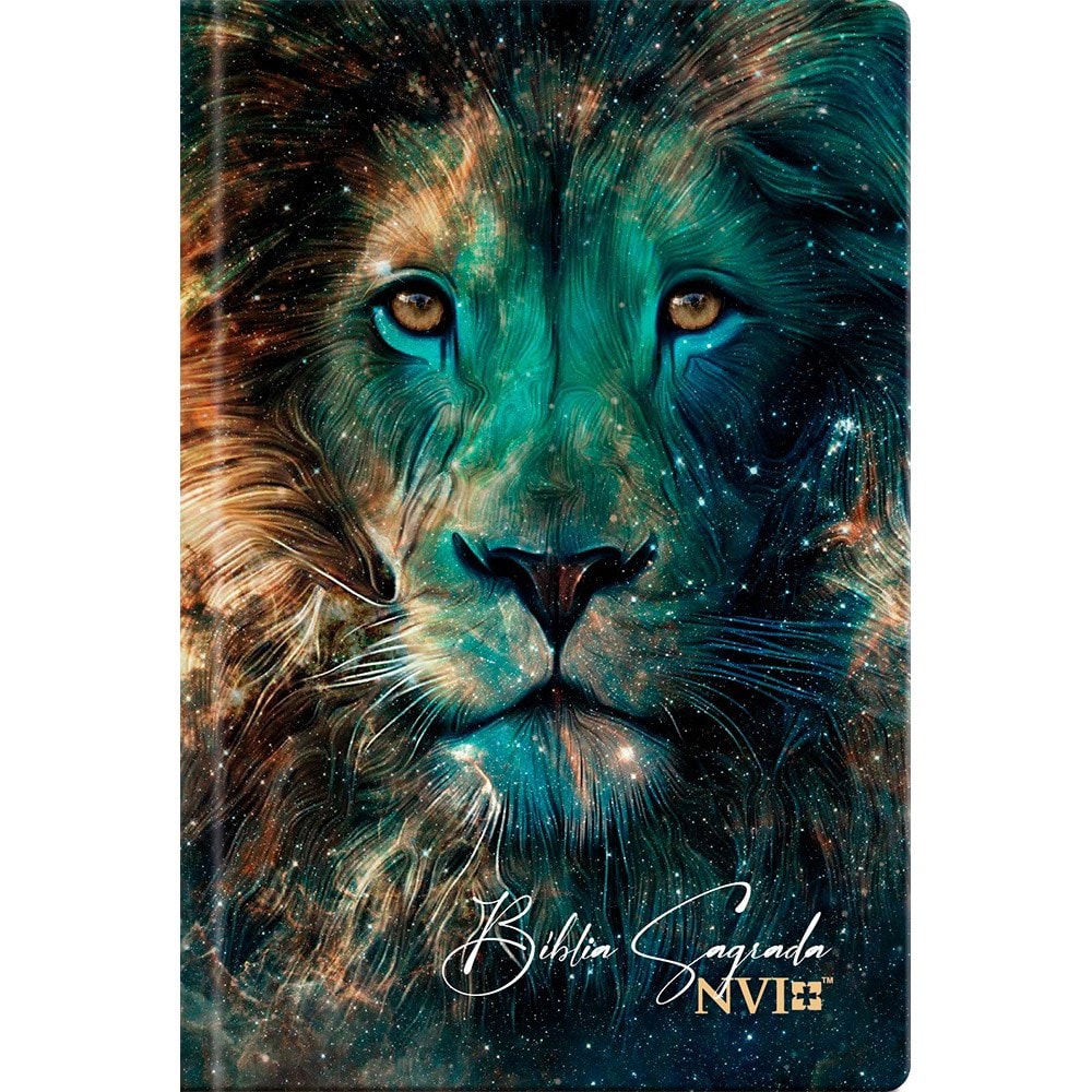 Bíblia Sagrada NVI, capa dura com majestoso leão em tons de verde e marrom, com efeito de galáxia e estrelas. — Plenitude