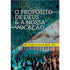 Livro O Propósito de Deus e a nossa vocação de Timóteo Carriker, capa escura com mãos se tocando e multidão. — Plenitude