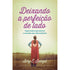 Livro Deixando a perfeição de lado, de Amy E. Spiegel, capa com mulher de capa de super-herói. — Plenitude