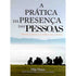 Capa do livro A Prática da Presença das Pessoas, de Mike Mason, com pessoas sentadas de costas para o mar. — Plenitude