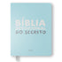 Bíblia Devocional do Secreto, NAA, capa azul clara, com logo Quatro Ventos e fita marcadora. — Plenitude