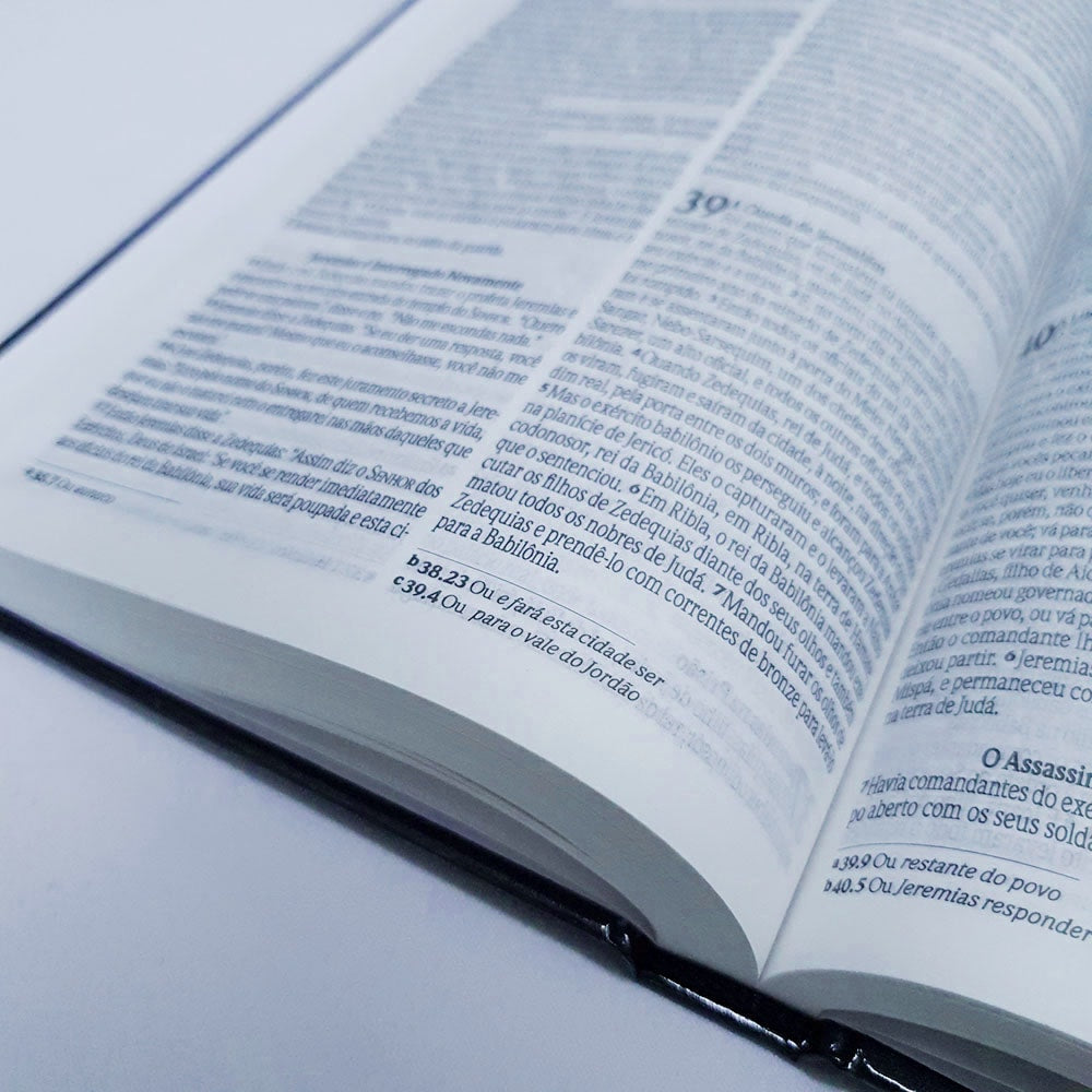 Bíblia Sagrada Salvos pela graça | NVI | Letra Normal | Capa Dura