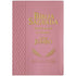 Bíblia Sagrada ARC Letra Jumbo, capa rosa com textura lateral e detalhes dourados. — Plenitude