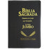 Bíblia Sagrada ARC Letra Jumbo, capa preta luxo com detalhes em dourado e textura lateral. — Plenitude
