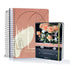 Kit Devocional Bíblia Espiral Ele Vive e Planner de Oração: Bíblia espiral rosa "Ele Vive" e planner preto com máquina de escrever. — Plenitude