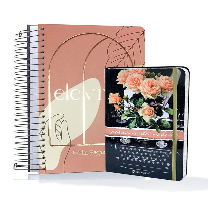Kit Devocional Bíblia Espiral Ele Vive e Planner de Oração: Bíblia espiral rosa "Ele Vive" e planner preto com máquina de escrever. — Plenitude