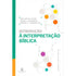 Livro Introdução à Interpretação Bíblica de William W Klein, capa branca com formas geométricas coloridas. — Plenitude