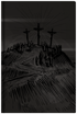 Capa dura da Bíblia Sagrada Calvário NVI, arte em preto e branco de Jesus na cruz com multidão. — Plenitude