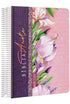 Bíblia Anote Slim NVT, capa espiral com flores lilás e detalhes em glitter, ideal para anotações. — Plenitude