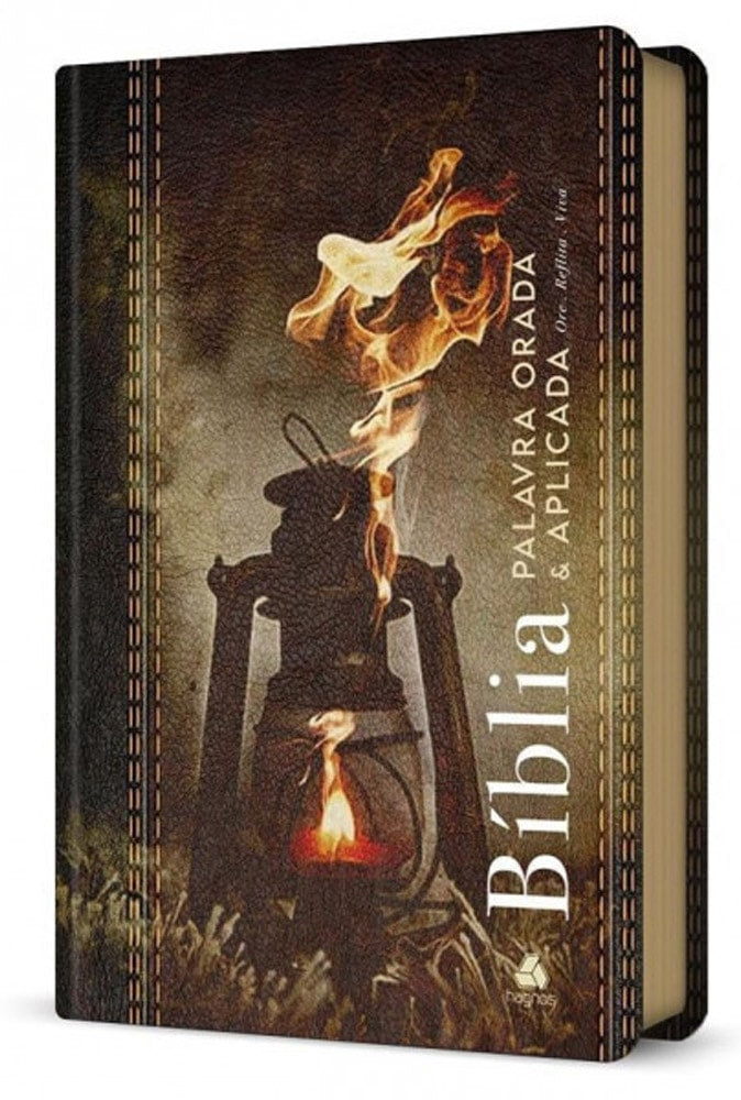 Bíblia Palavra Orada e Aplicada, capa dura marrom escura com lanterna antiga e chamas, detalhes de costura. — Plenitude