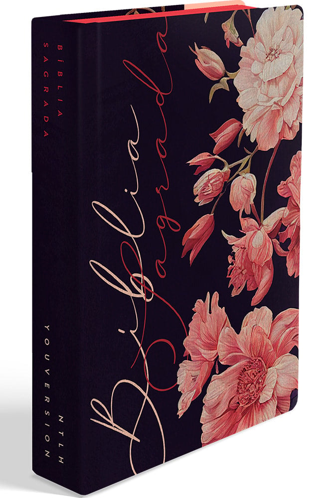 Bíblia Sagrada NTLH YouVersion, capa dura preta com estampa floral de peônias em tons de rosa e detalhes em dourado. — Plenitude.