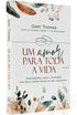 Livro "Um amor para toda a vida" de Gary Thomas, capa branca com detalhes em folhas e anéis. — Plenitude