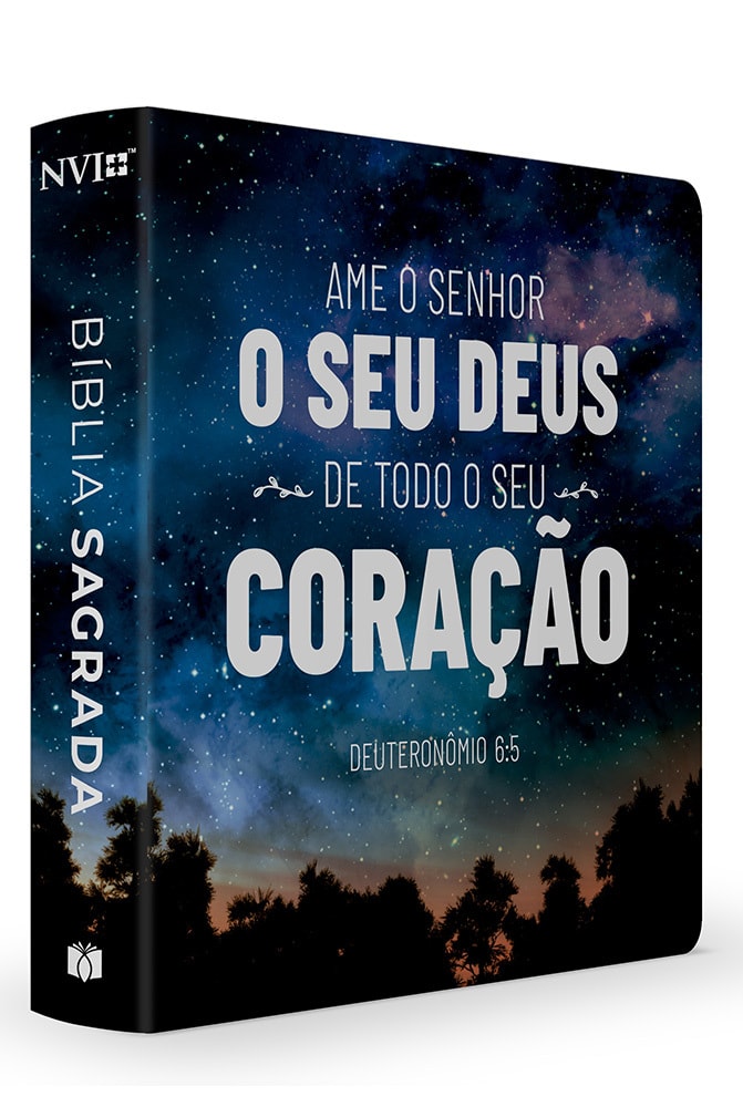 Bíblia Sagrada NVI, capa brochura azul-escura com céu estrelado e árvores, texto "Ame o Senhor o seu Deus de todo o seu coração" — Plenitude
