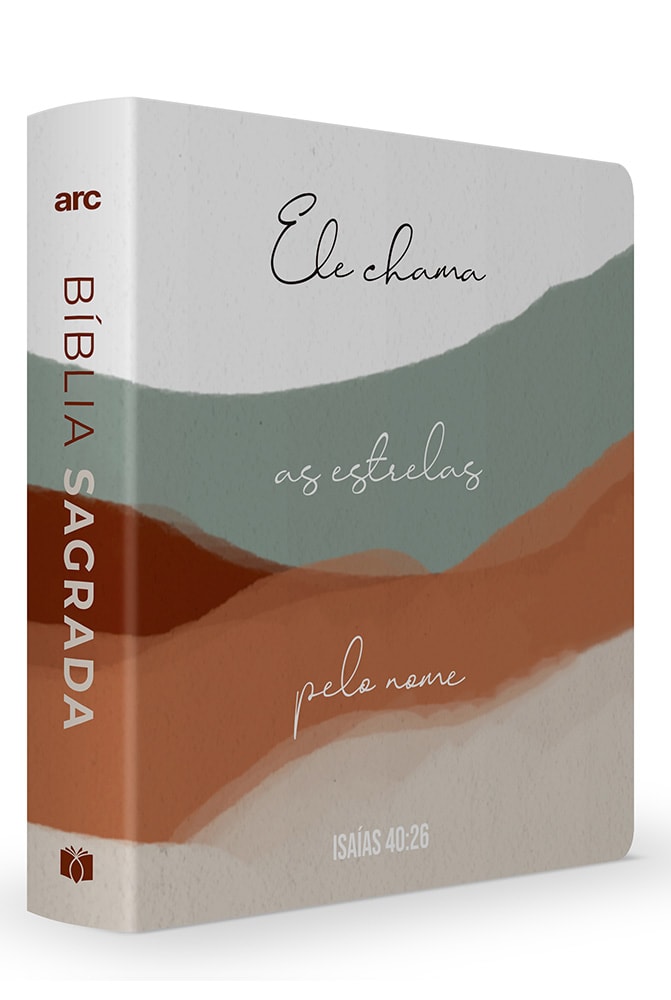 Bíblia Sagrada ARC, capa brochura minimalista em tons terrosos com frase "Ele chama as estrelas pelo nome". — Plenitude