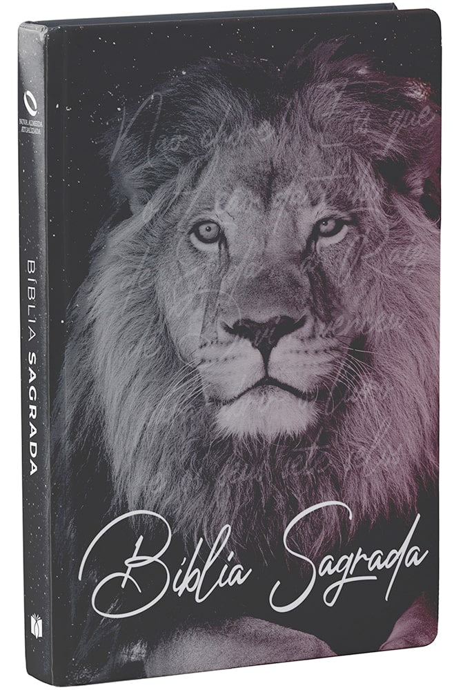 Bíblia Sagrada NAA capa dura ilustrada com leão em tons de cinza e roxo, fundo estrelado e título em branco. — Plenitude