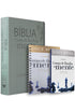 Kit Bíblia Campo de Batalha da Mente Cinza de Joyce Meyer, capa cinza com detalhes florais e xadrez. — Plenitude