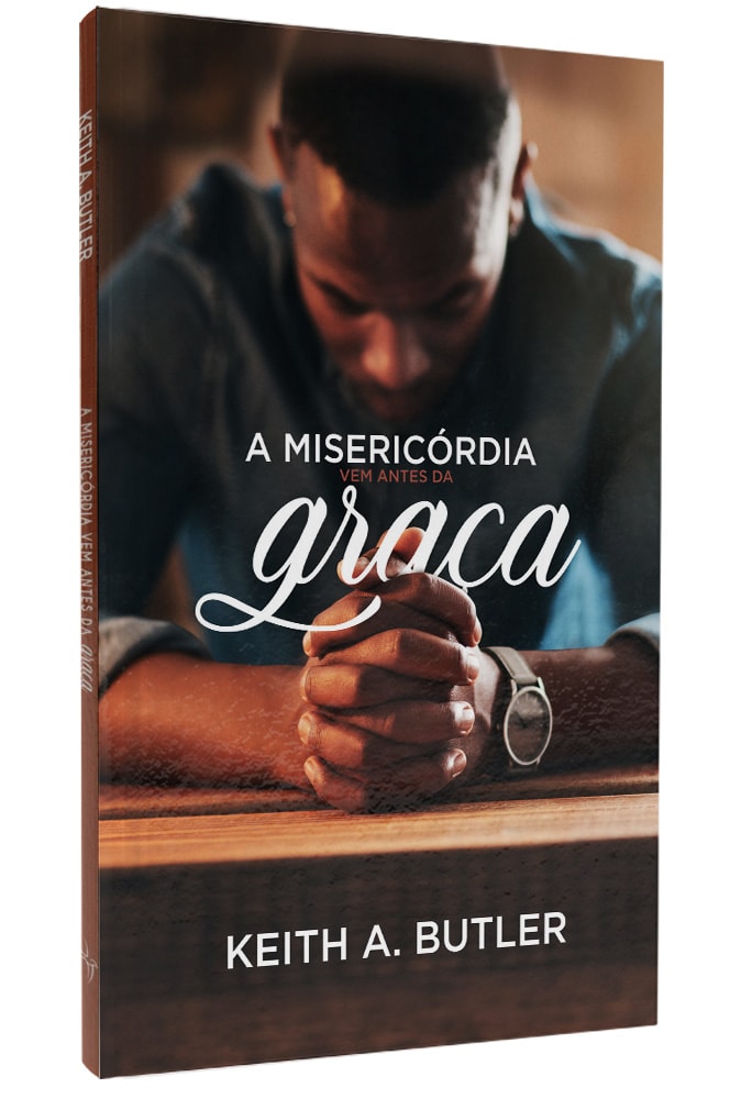 Livro "A Misericórdia Vem Antes da Graça" de Keith A. Butler, capa com homem orando. — Plenitude