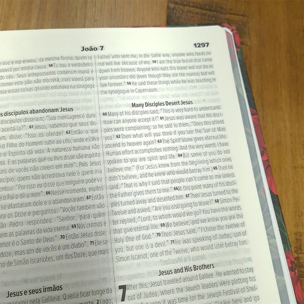 Bíblia Bilíngue | Português e Inglês | NVT | Letra Grande | Capa Flexível Aroma de Rosas