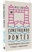 Livro Construindo Pontes de Julie Lowe, capa branca com ilustração de ponte em rosa e azul. — Plenitude