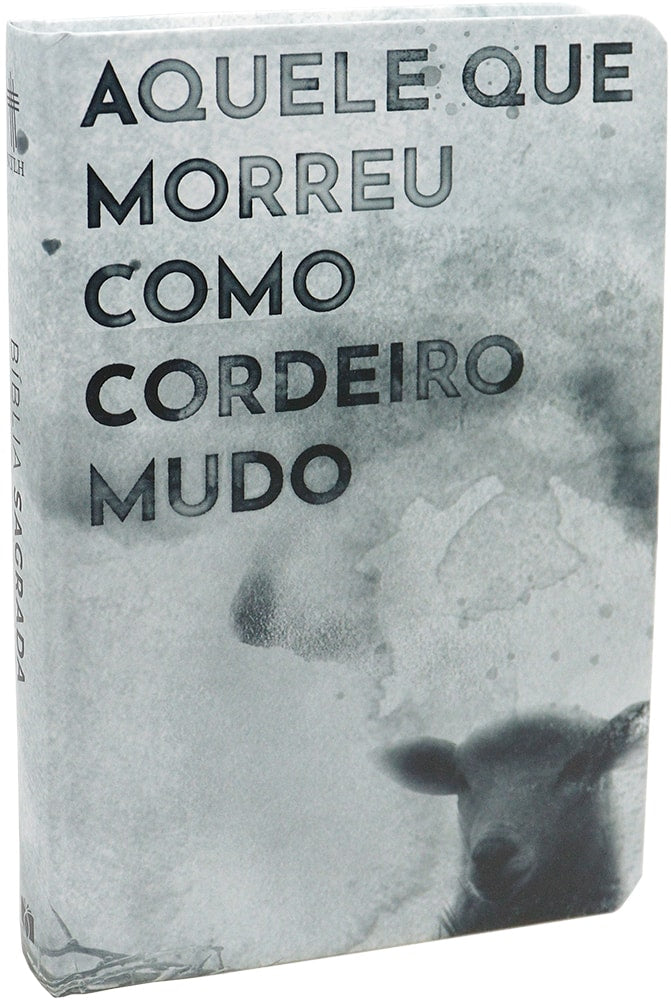 Bíblia NTLH capa dura ilustrada em tons de cinza com título "Aquele que Morreu Como Cordeiro Mudo" e imagem de cordeiro — Plenitude