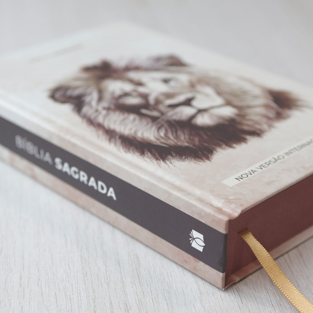 Bíblia Sagrada Leão de Judá | NVI | Letra Maior | Capa Dura Ilustrada