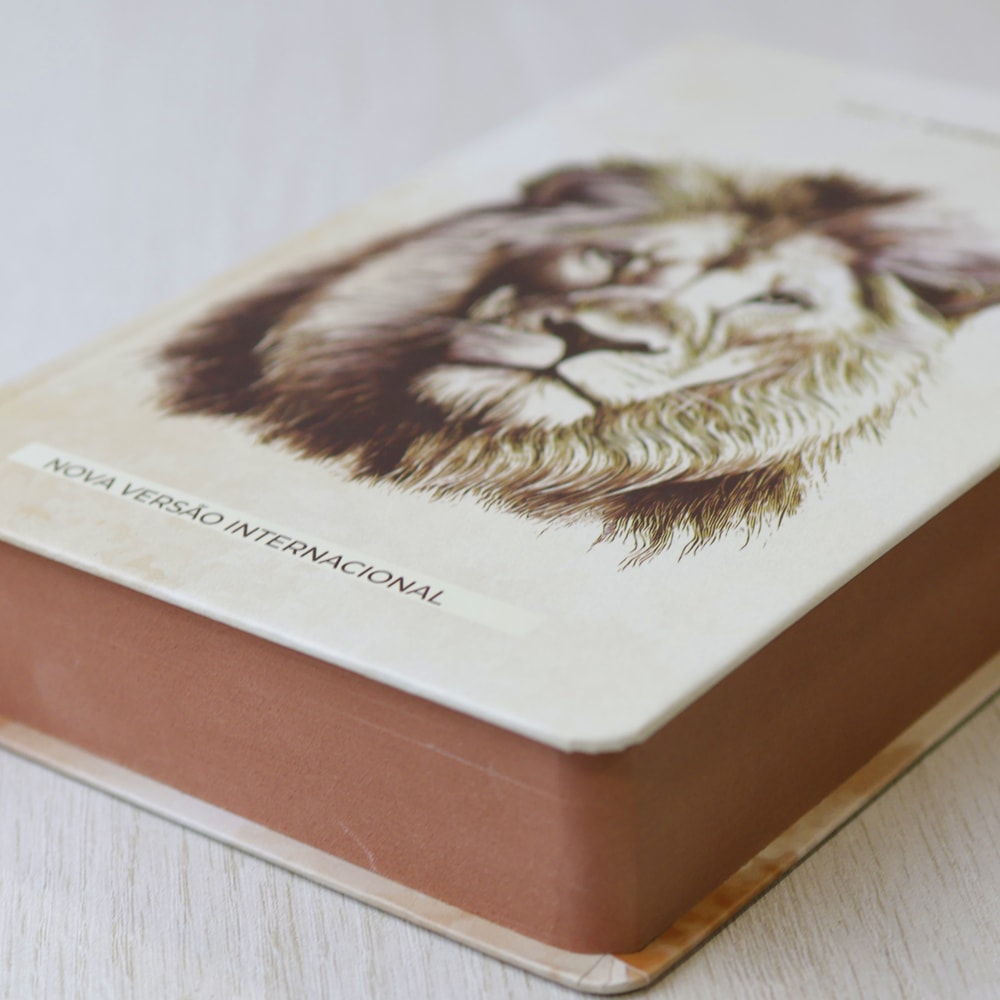 Bíblia Sagrada Leão de Judá | NVI | Letra Maior | Capa Dura Ilustrada
